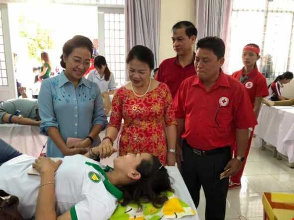 Bà Nguyễn Thị Xuân Thu – Chủ tịch Hội Chữ thập đỏ Việt Nam (đứng giữa) động viên người tham gia HMTN