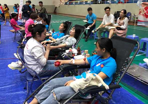 Các tình nguyện viên tham gia hiến máu tình nguyện